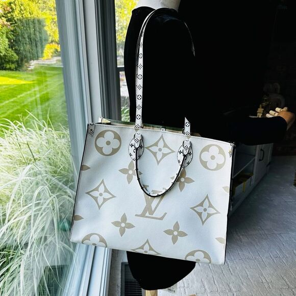 Louis Vuitton Onthego GM Khaki and Beige Bicolor LIMITED EDITION - Picture 3 of 16